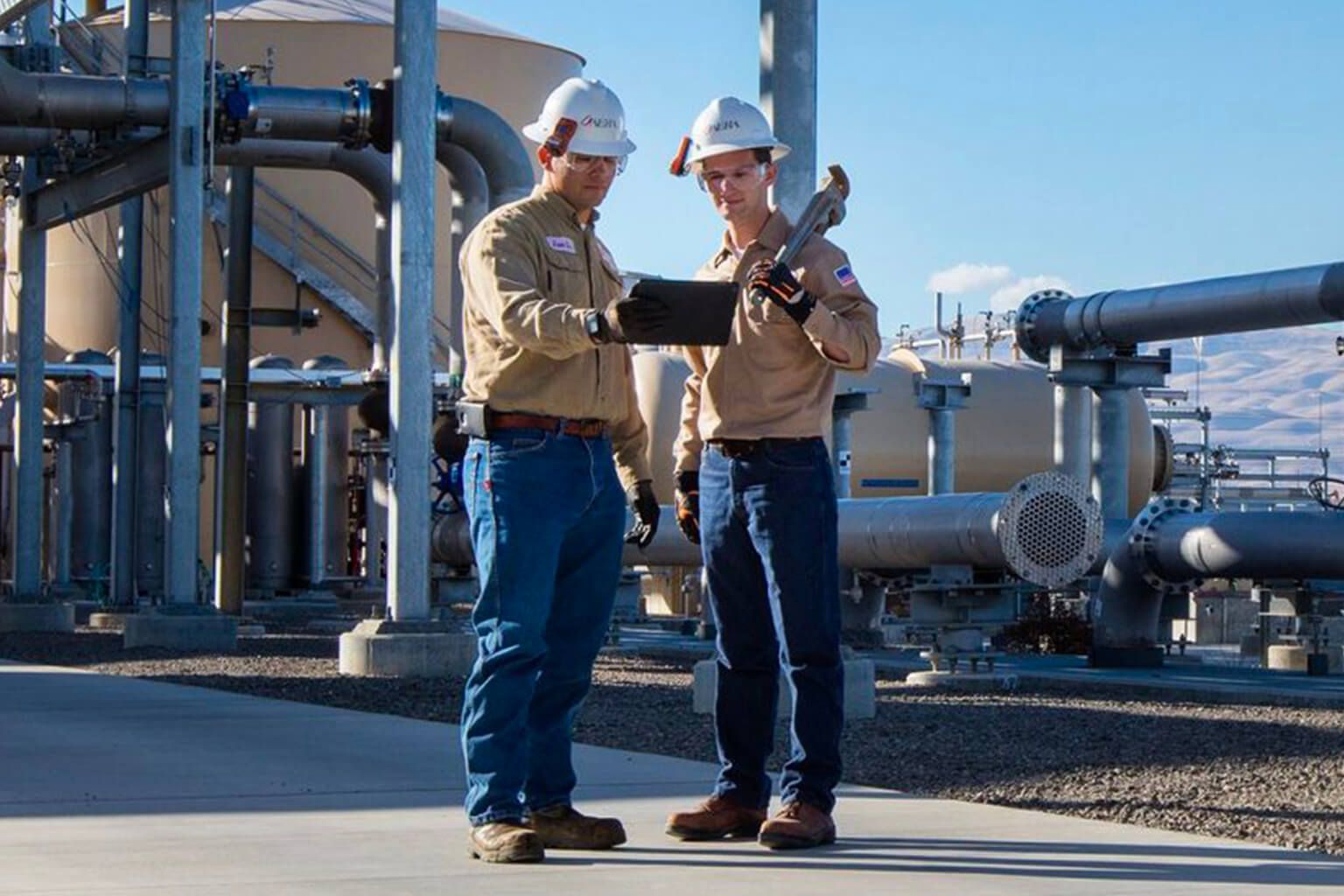 Aera energy refinery workers